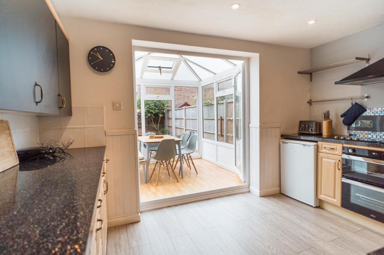 Beautiful Town House With Private Garden And Patio Villa Canford Magna Exterior photo