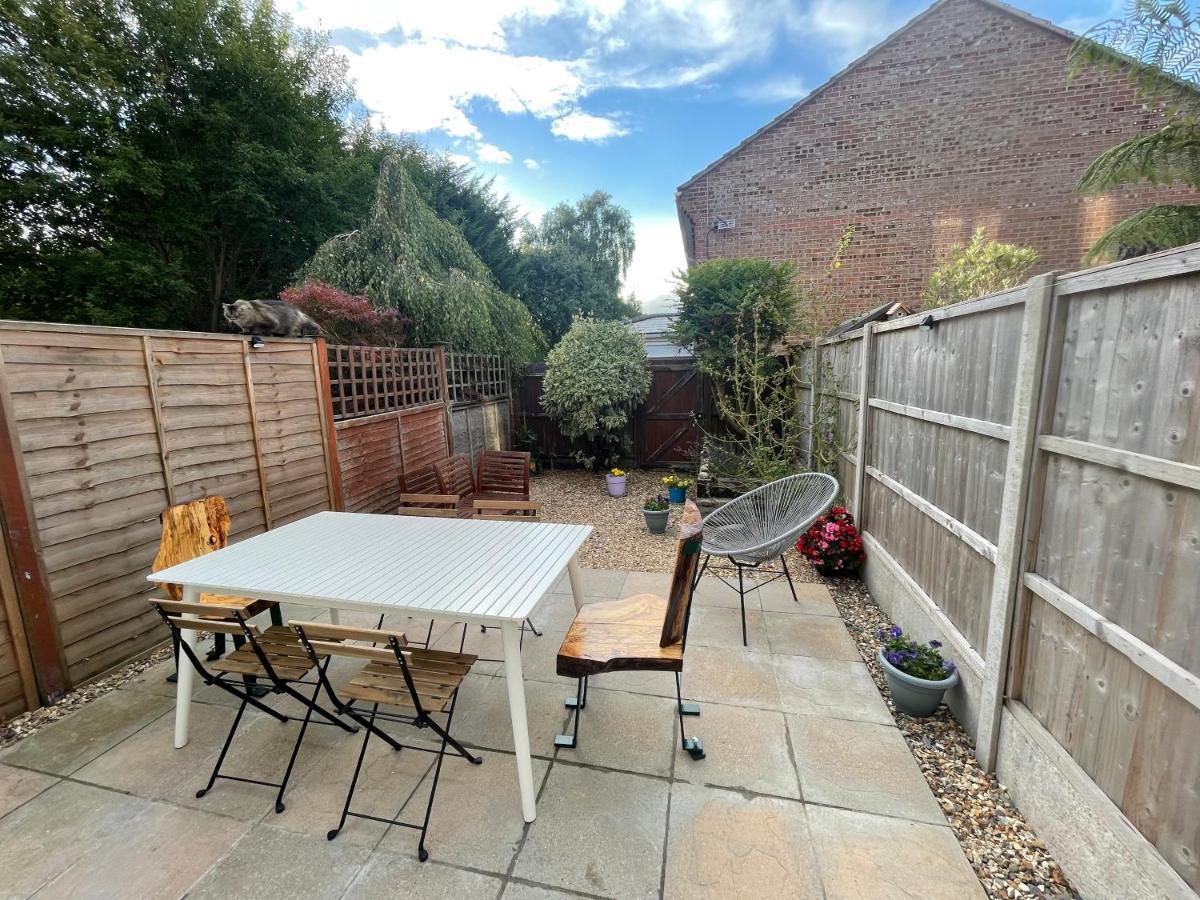 Beautiful Town House With Private Garden And Patio Villa Canford Magna Exterior photo